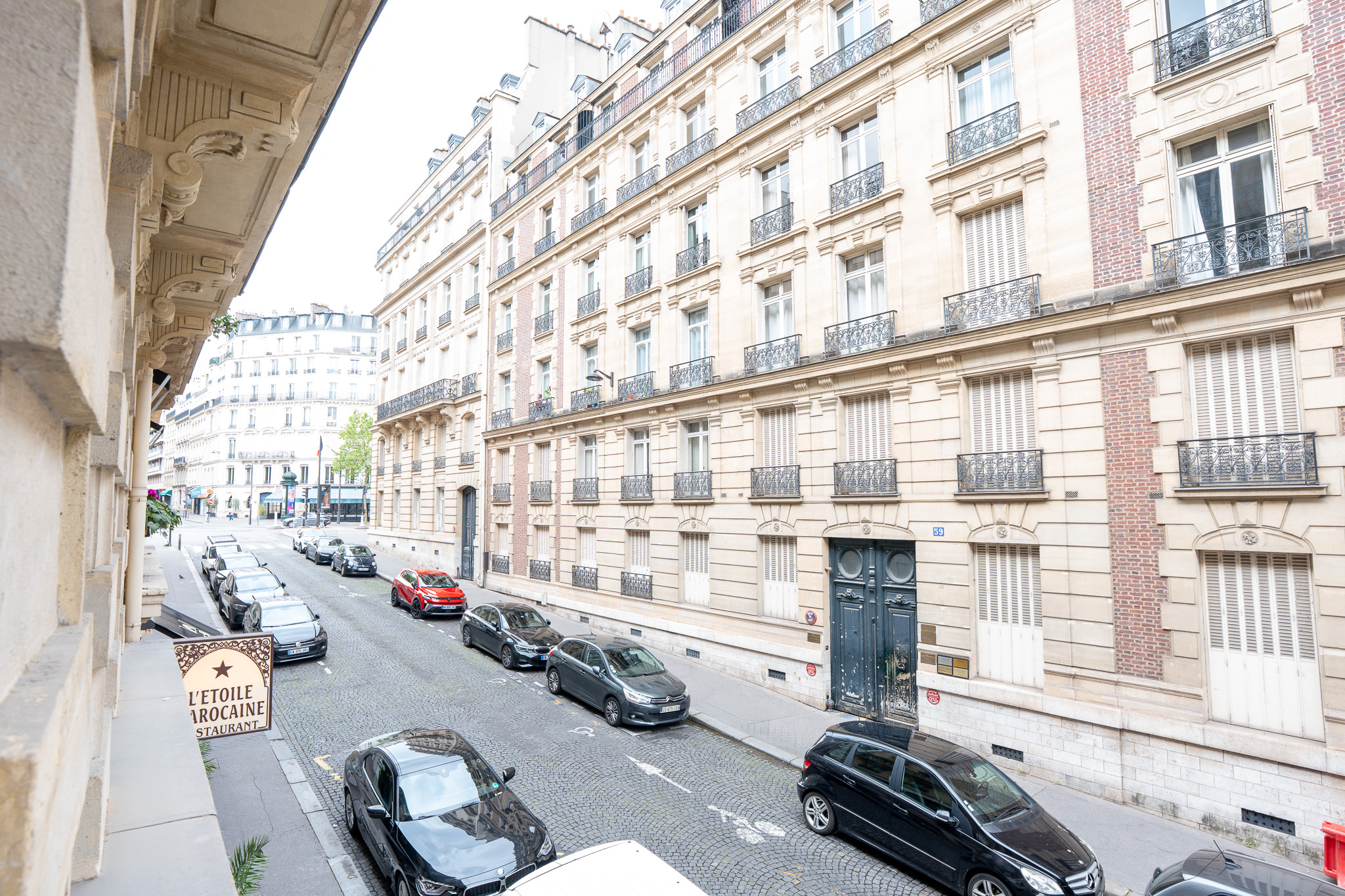 Immeuble de standing, 1er étage, Paris 8e