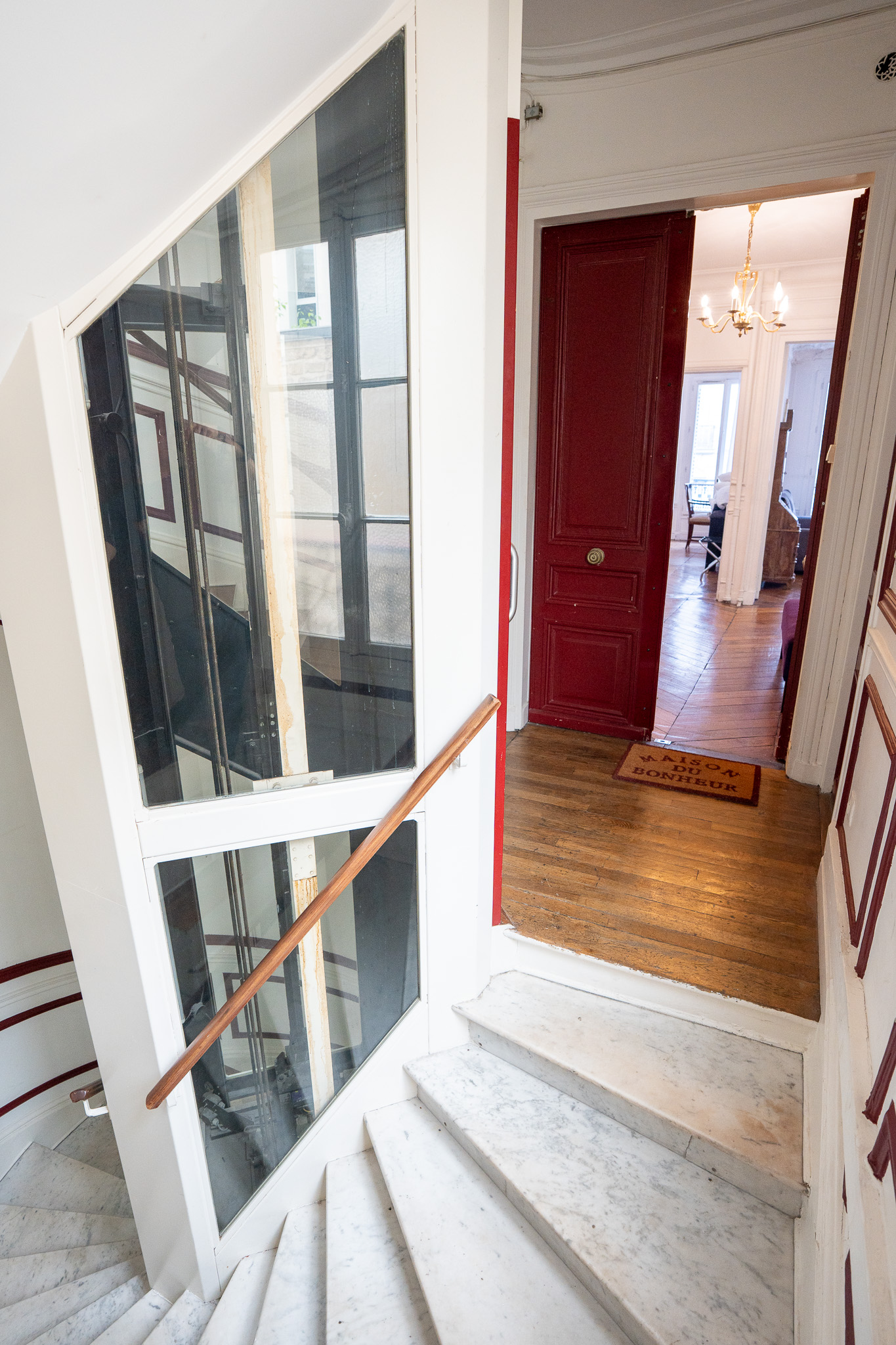 Chambre double avec accès au séjour et vue sur rue