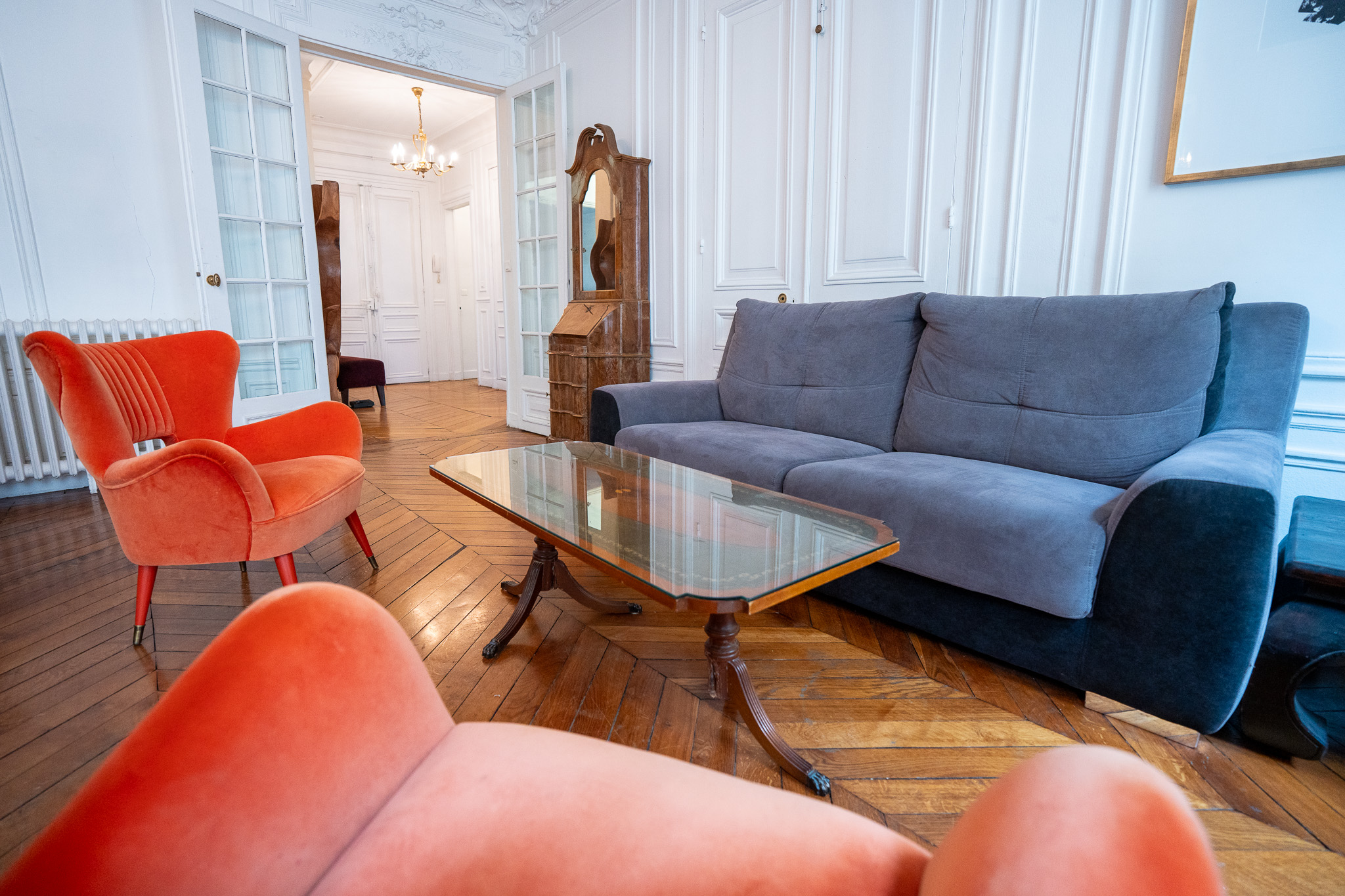 Chambre principale avec lit double, parquet et fenêtres à volets