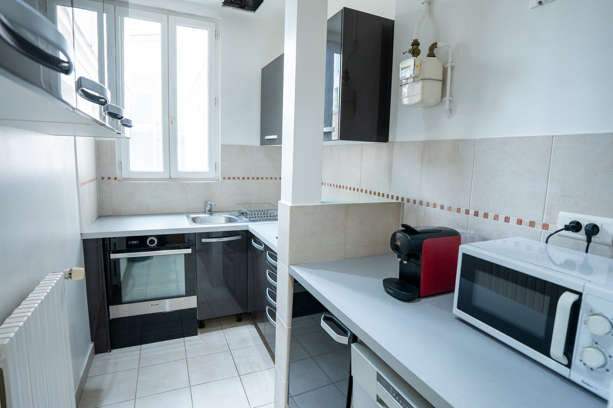 Vue de la chambre vers le séjour avec double porte