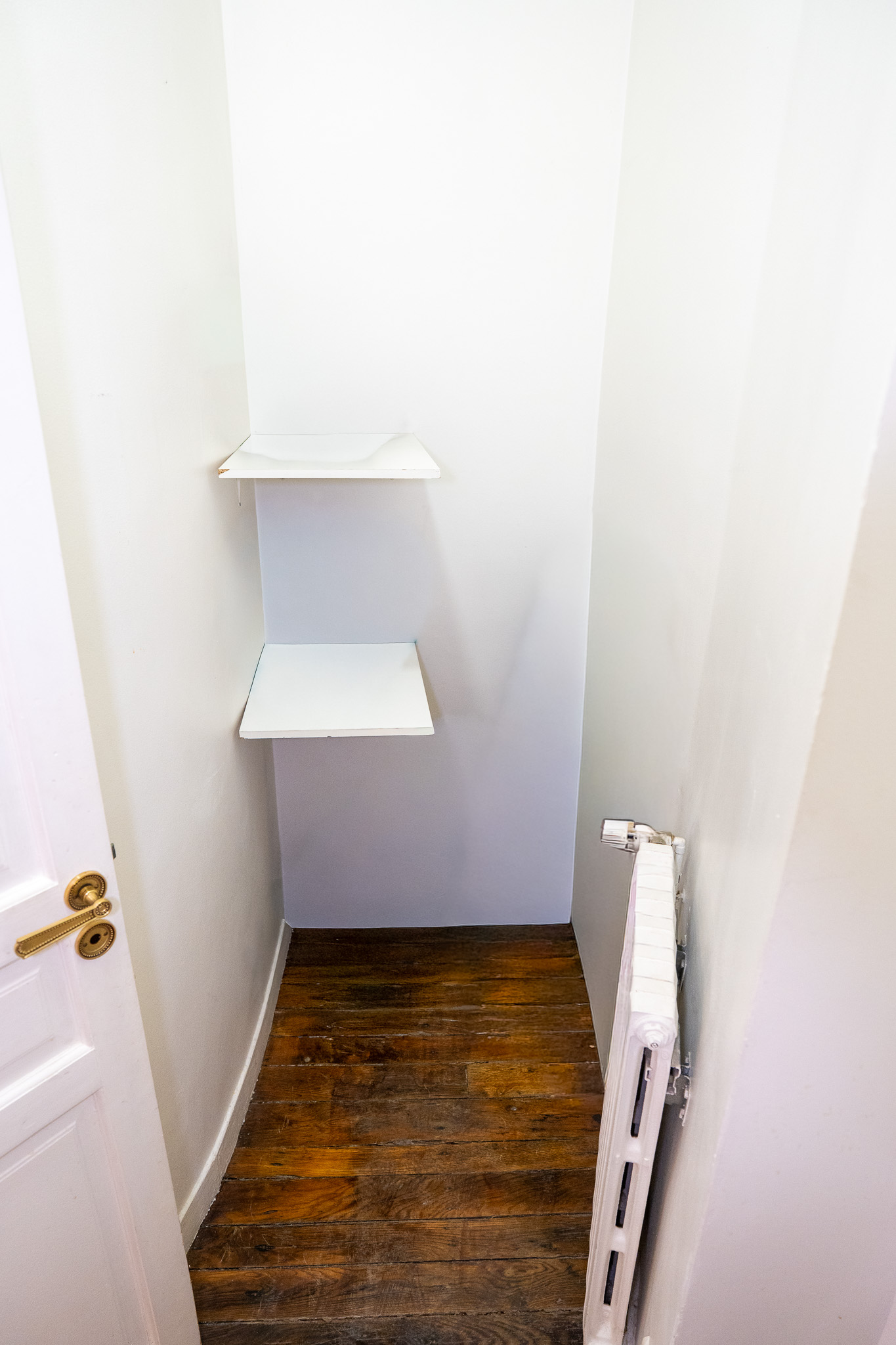 Couloir d'entrée avec parquet et hauteur sous plafond exceptionnelle
