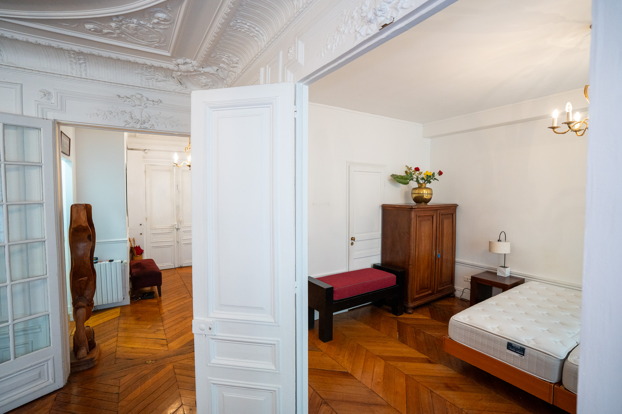 Salle de bain avec baignoire et vasque