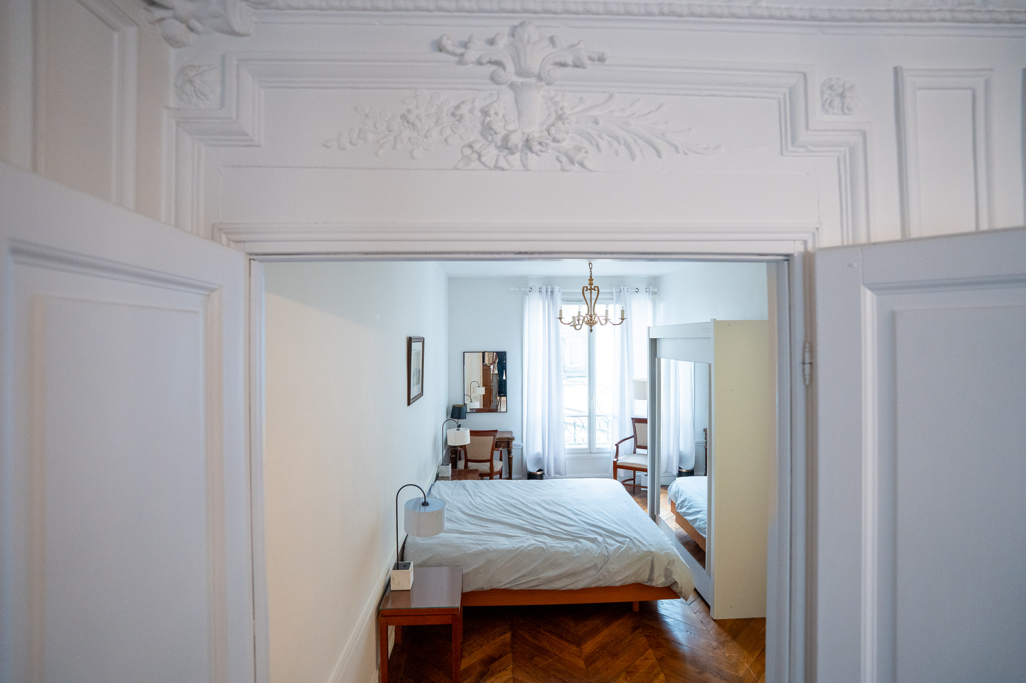 Entrée de l'appartement avec parquet et vestiaire