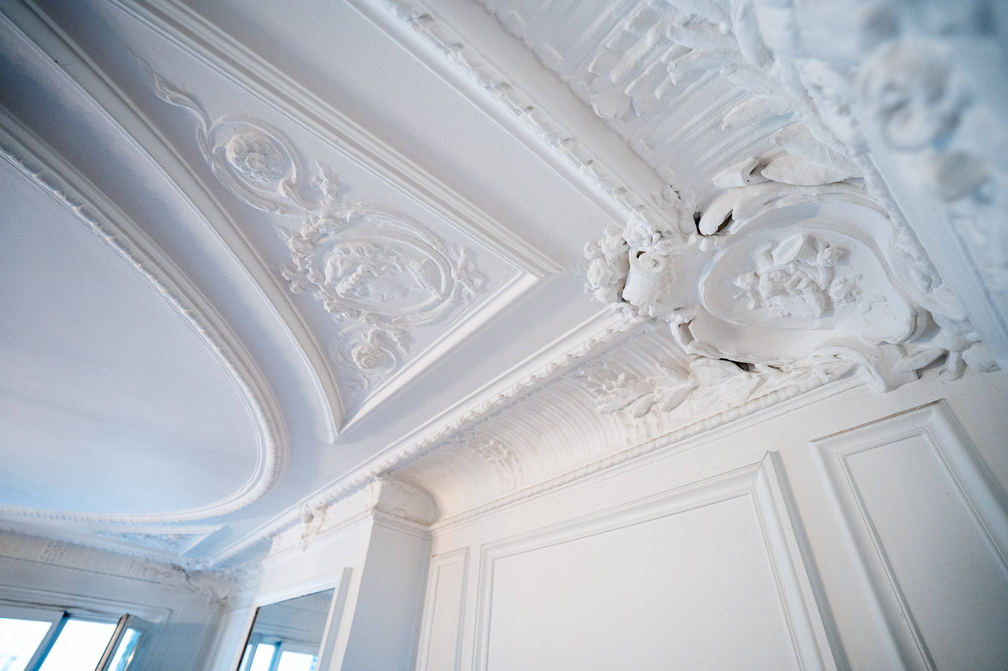 Chambre avec lustre doré et parquet Versailles
