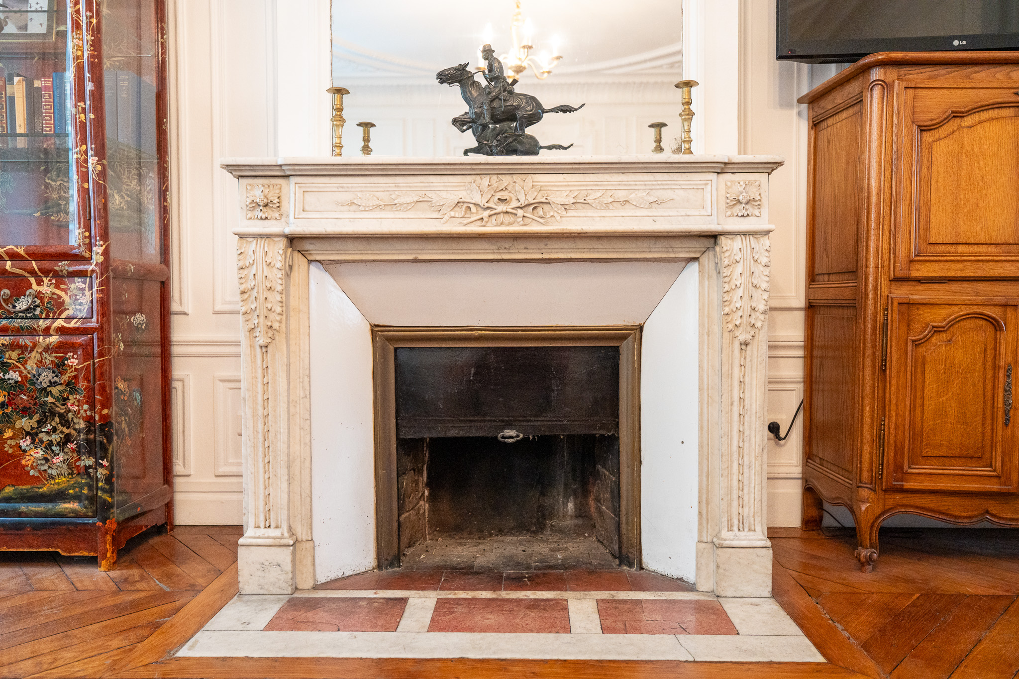 Grand séjour avec cheminée en marbre et parquet point de Hongrie