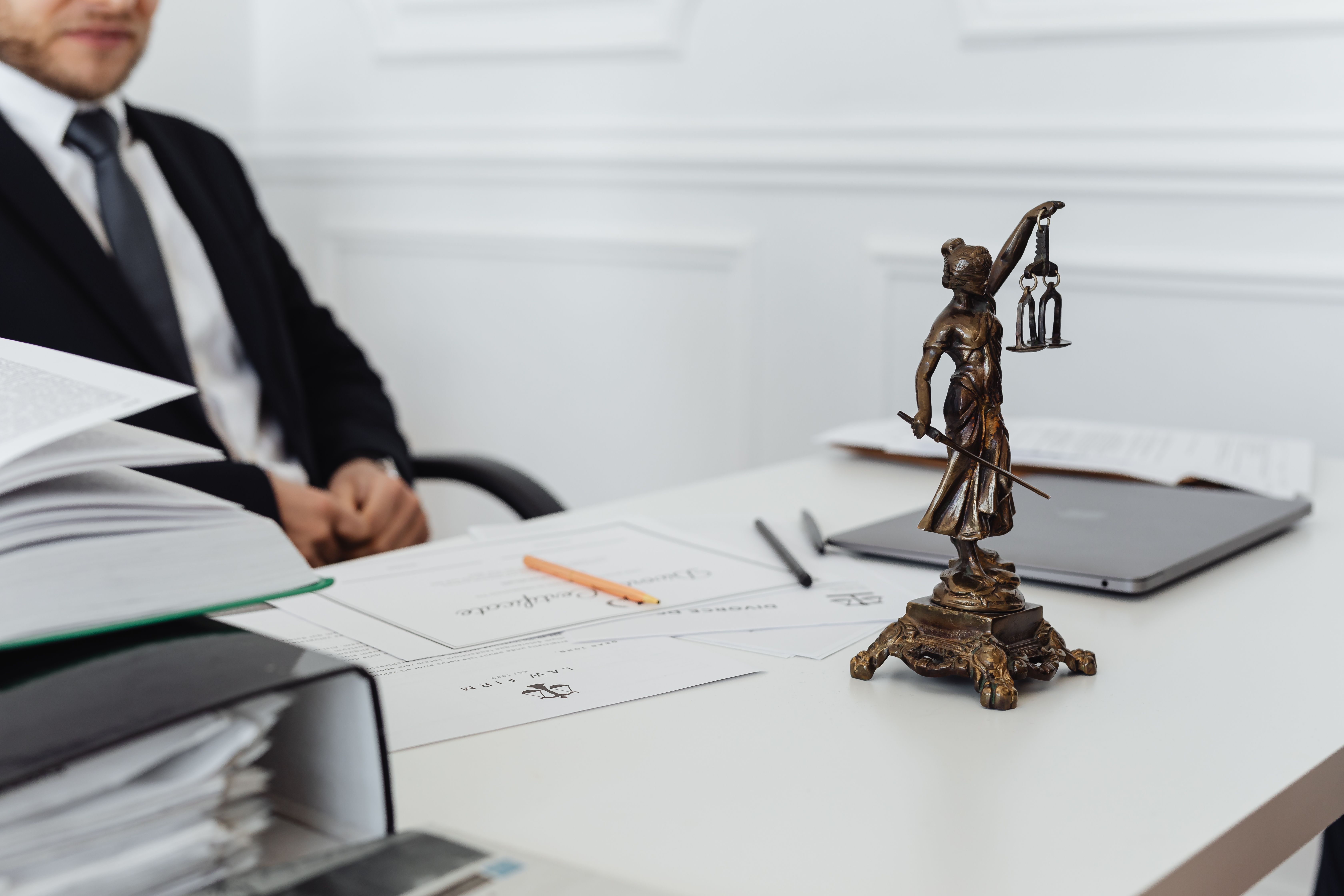 Notaire signant un document